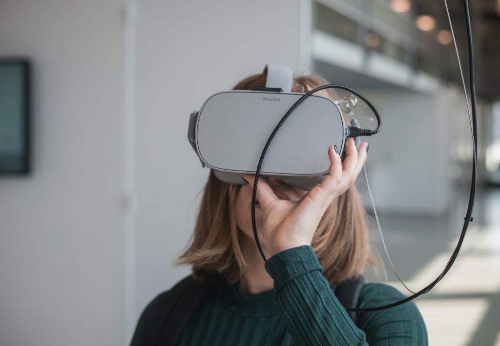 Eine Person nutzt eine VR-Brille